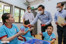 Chủ tịch Quốc hội đến thăm, tặng quà trẻ em khuyết tật tại TPHCM