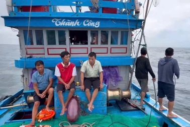 Tàu chở 11 ngư dân chìm trên biển Quảng Ngãi