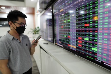 Biến động dữ dội, VN-Index "bay" mốc 1.500 điểm, dân đầu tư hốt hoảng