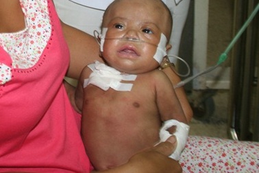 Bé gái mất cả cha lẫn mẹ sắp được xuất viện