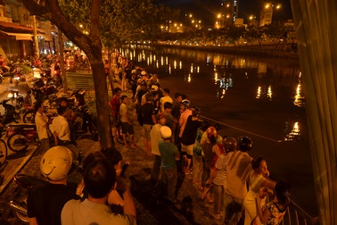 Người dân vây kín cầu xem cảnh sát mò tìm người mất tích