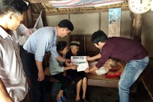 Trao hơn 17 triệu đồng đến mẹ già 85 tuổi nuôi chồng con bệnh nặng