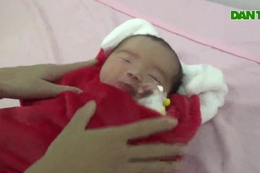 Bé gái bị bỏ rơi được chăm sóc tại bệnh viện