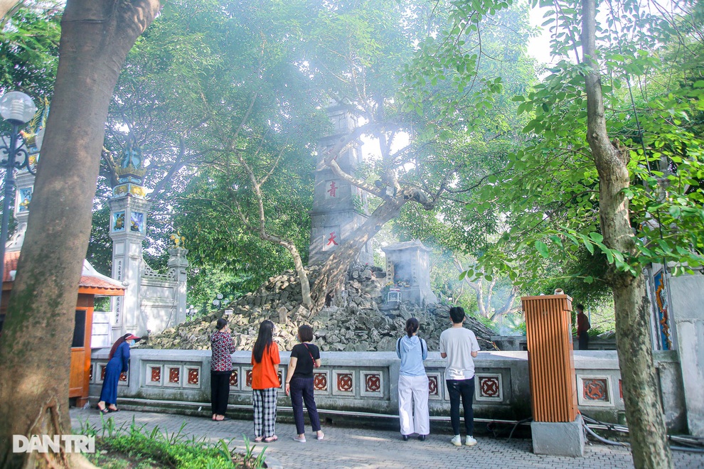 Sĩ tử, phụ huynh xếp hàng vái vọng, đốt vàng mã cầu may ngoài cổng Văn Miếu - 7 Sĩ tử, phụ huynh xếp hàng vái vọng, đốt vàng mã cầu may ngoài cổng Văn Miếu - 7