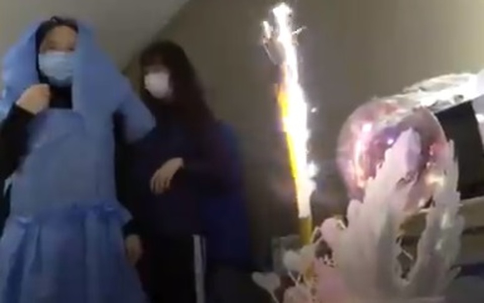 Giữa tâm dịch corona: Y tá mặc váy cưới từ bộ đồ khử độc, kết hôn qua video - 2