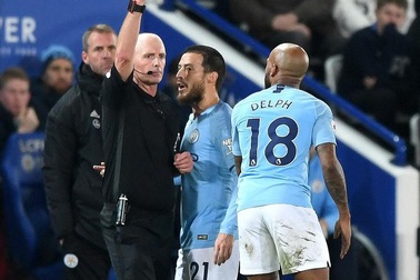 Những khoảnh khắc sụp đổ của Man City trên sân Leicester