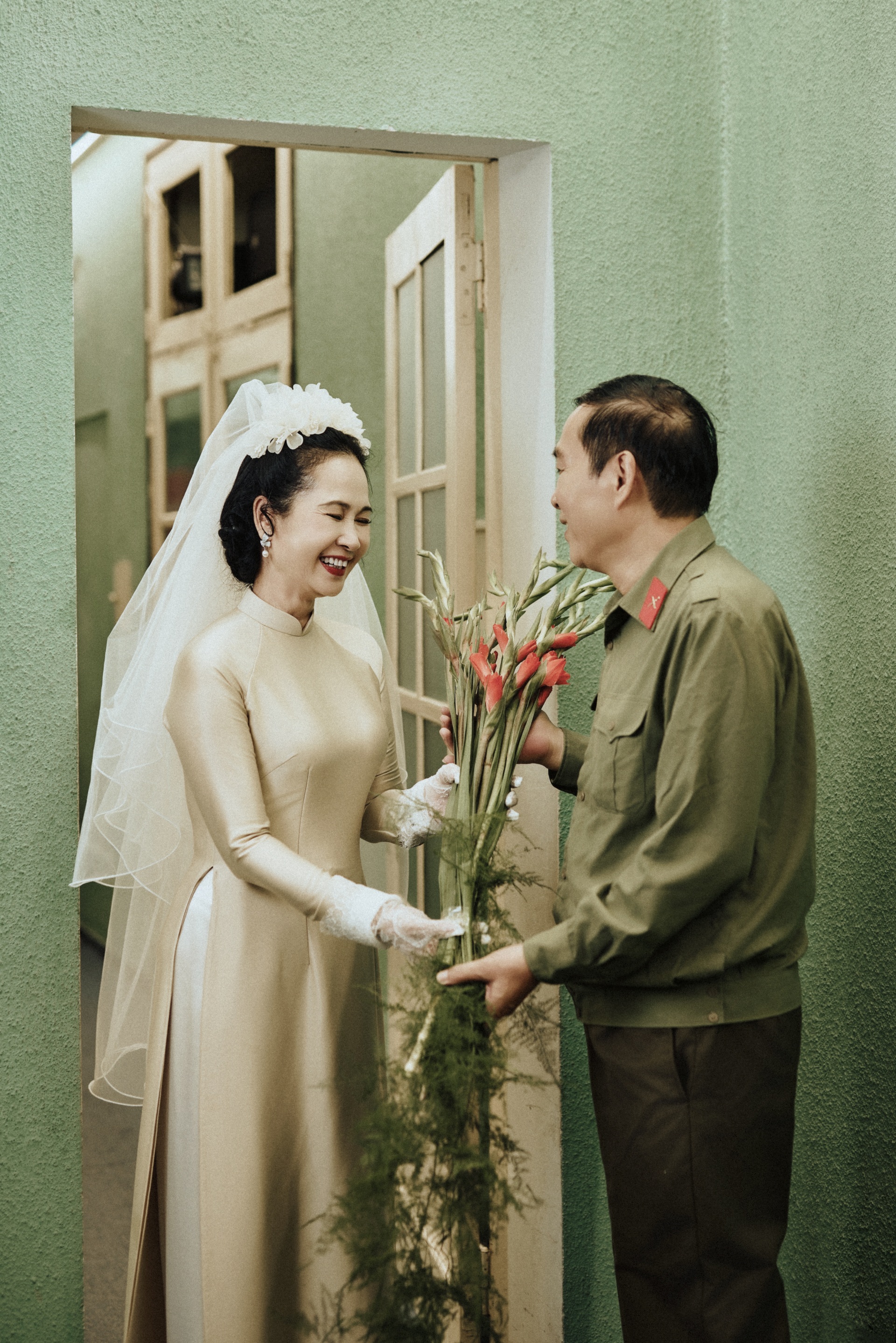 NSND Lan Hương xúc động tái hiện ảnh cưới: Anh Kỷ tự tay bó hoa cho tôi - 6