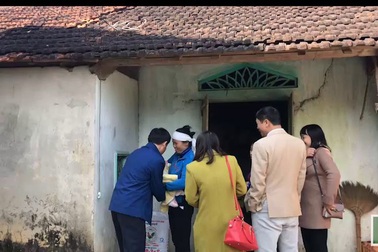 Trao quà Nhân ái đến gia đình bà Trương Thị Sinh.