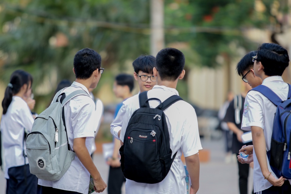 Hà Nội: Nhiều phụ huynh chạy toát mồ hôi khi con đi thi quên giấy tờ - 2 Hà Nội: Nhiều phụ huynh chạy toát mồ hôi khi con đi thi quên giấy tờ - 2