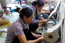 Hà Nam: Làng mỹ nghệ sừng Đô Hai tất bật mối hàng dịp tết
