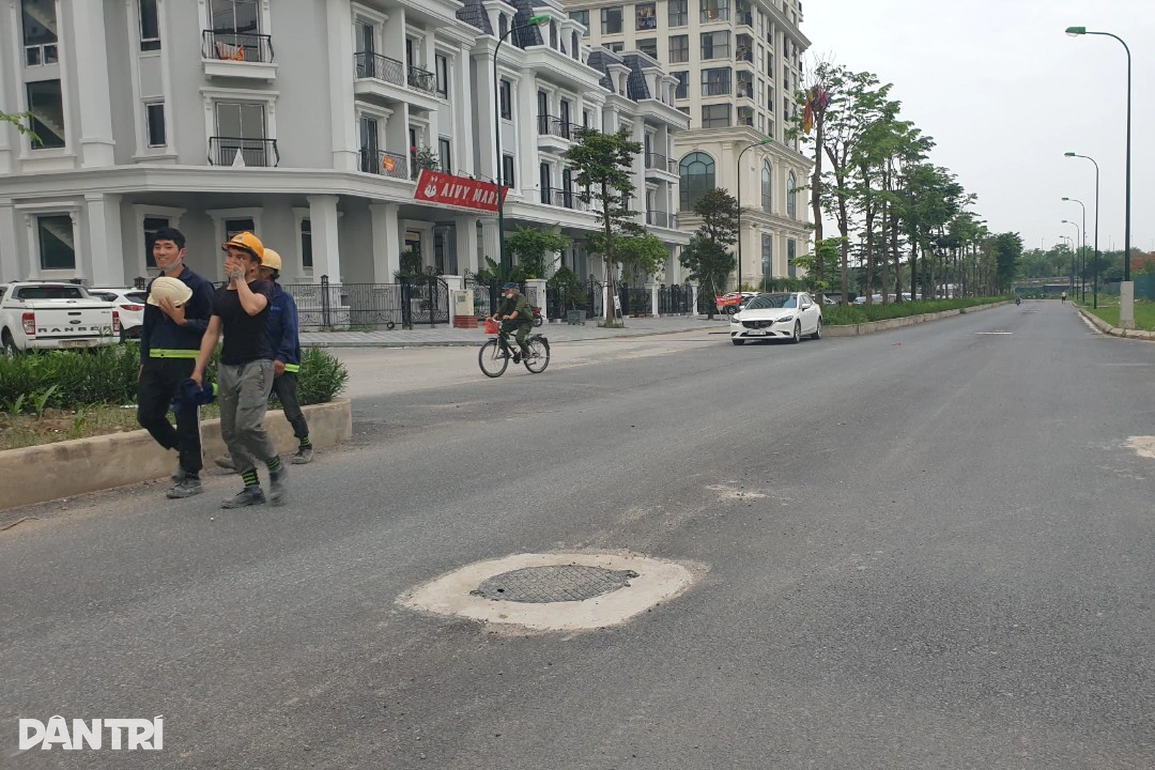 Con đường đi là sợ thụt hố ở Hà Nội đã có nắp cống - 1