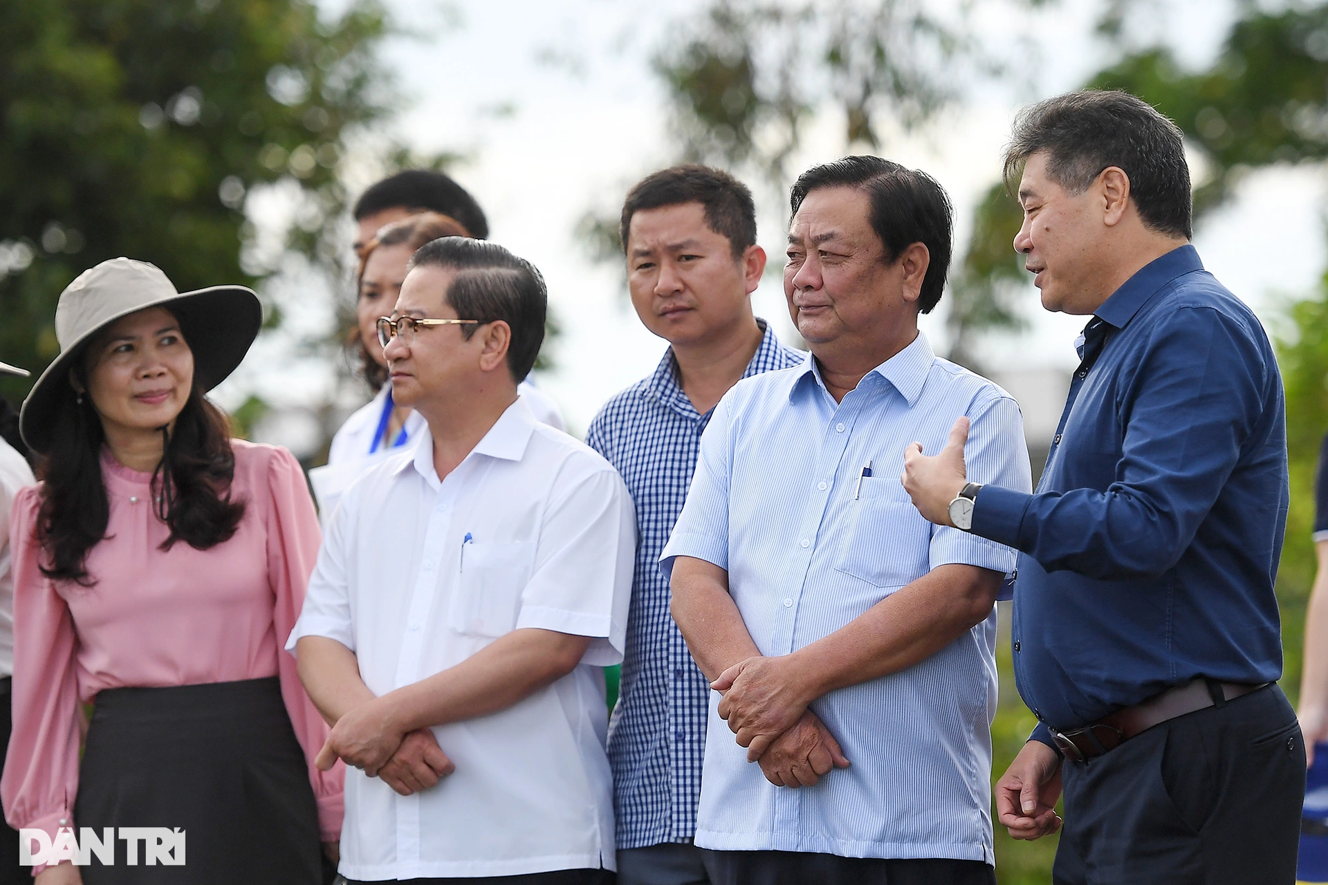 Máy bay không người lái khủng phun thuốc, bón phân ở miền Tây - 5 Máy bay không người lái khủng phun thuốc, bón phân ở miền Tây - 5