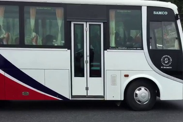 Bất chấp nguy hiểm, cô dâu - chú rể đứng ở ngay khúc cua tay áo của đèo để chụp ảnh cưới