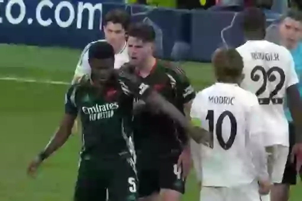 Arsenal trả giá đắt cho tấm vé vào bán kết vì hành động lãng xẹt - 2 Arsenal trả giá đắt cho tấm vé vào bán kết vì hành động lãng xẹt - 2