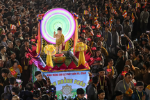 Hàng nghìn người tham gia lễ rước kiệu Phật ở TPHCM