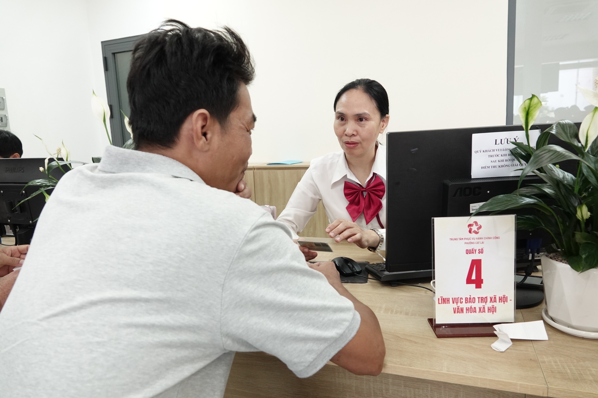 Lượng công việc tăng gấp 5 lần, công chức tăng ca đến tối muộn - 1 Lượng công việc tăng gấp 5 lần, công chức tăng ca đến tối muộn - 1
