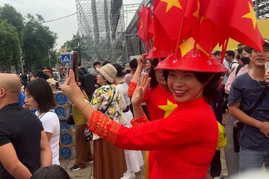 Người dân, du khách nước ngoài hào hứng lên quảng trường xem trình diễn bay