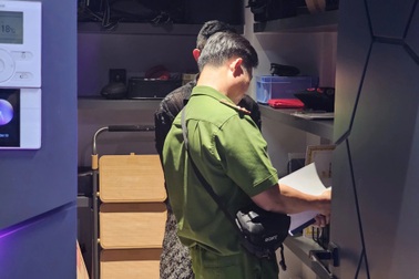 Cận cảnh công an khám xét căn hộ cao cấp của Ngân 98