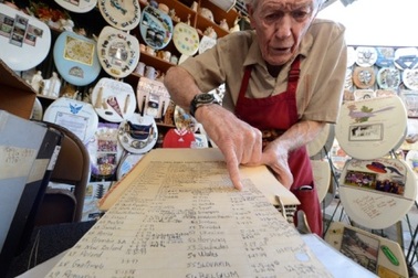 Ghé thăm bảo tàng trưng bày hơn 1000... nắp bệ xí