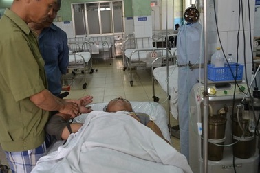 Thiếu niên 14 tuổi bỏng nặng mắt do đốt pháo