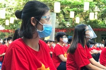 Trường tặng học sinh mũ chống giọt bắn trong ngày khai giảng mùa Covid-19