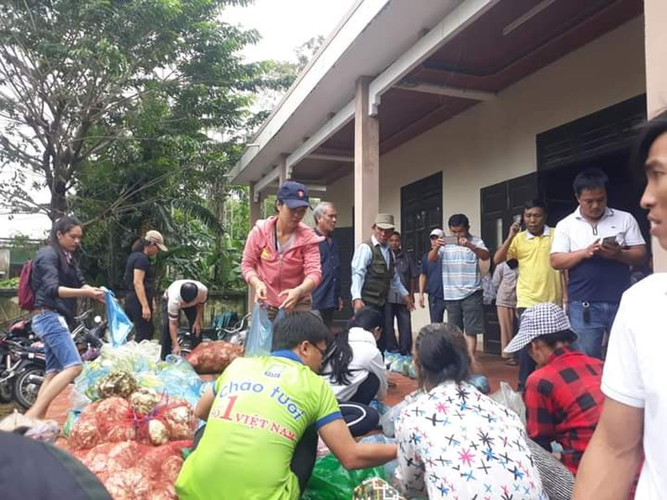 Nước sạch và thực phẩm cho vùng lũ, cần suy nghĩ thêm cho người nhận tiếp tế - 2 Nước sạch và thực phẩm cho vùng lũ, cần suy nghĩ thêm cho người nhận tiếp tế - 2