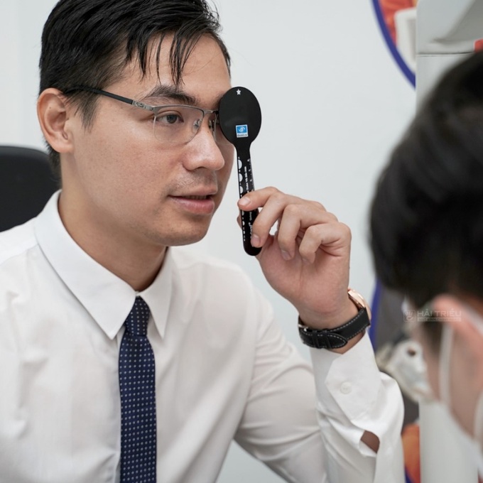 Quy trình đo mắt cận nên diễn ra vào buổi sáng.