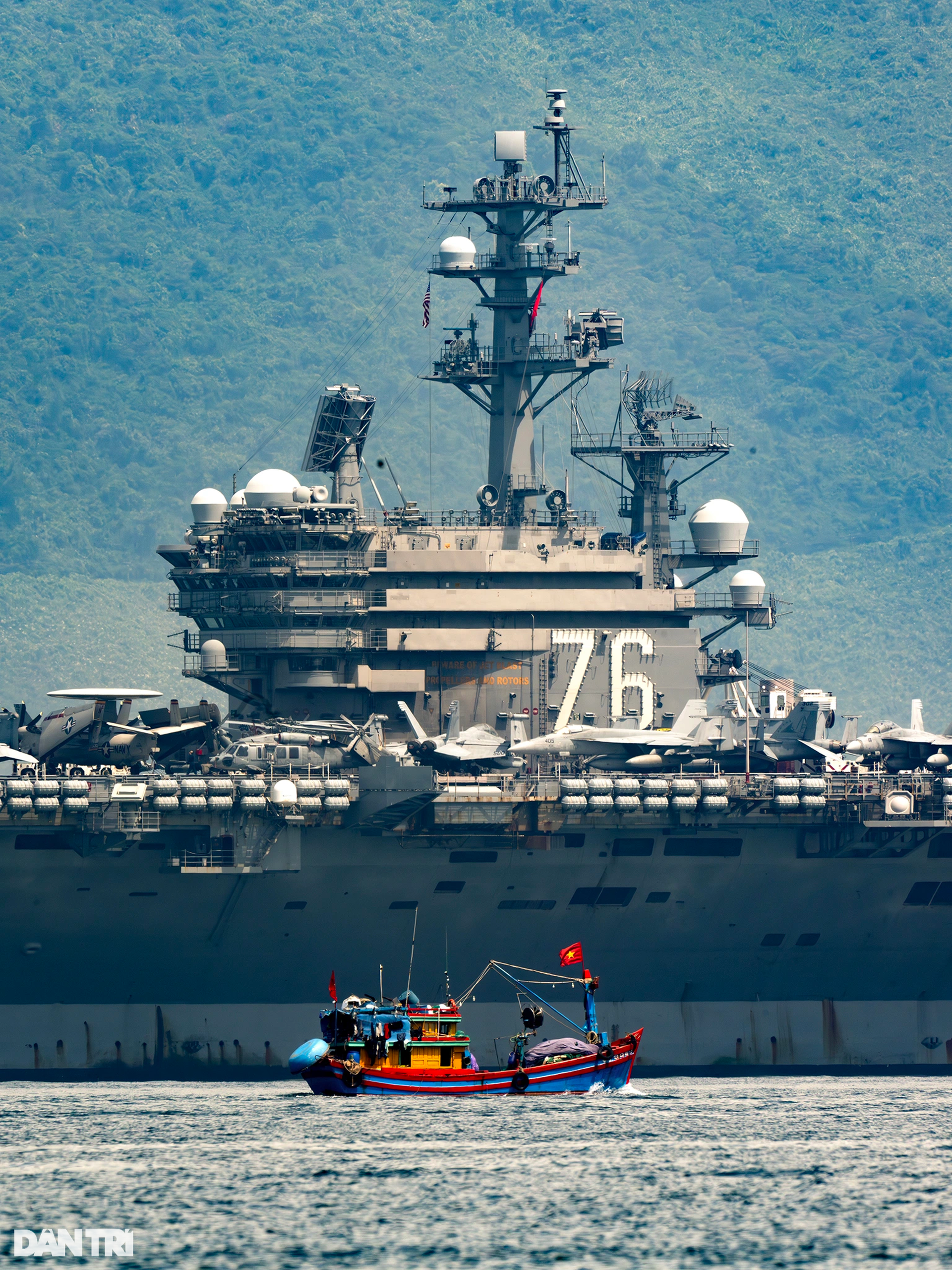 Cận cảnh tàu sân bay Mỹ USS Ronald Reagan vào vịnh Đà Nẵng - 3 Cận cảnh tàu sân bay Mỹ USS Ronald Reagan vào vịnh Đà Nẵng - 3