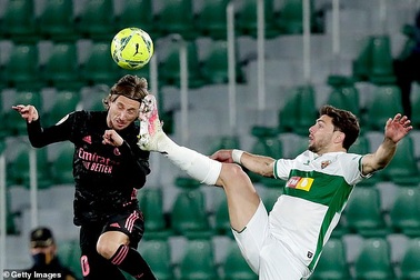 Real Madrid hụt hơi trong cuộc đua ngôi đầu với Atletico