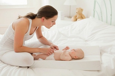 Viêm da tã lót ở trẻ: Vội dùng phấn rôm rất nguy hiểm