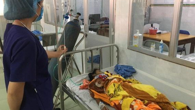 Bệnh nhi bị ngộ độc do ăn nấm lạ đang được điều trị tại Bệnh viện Đa khoa huyện Minh Hóa.