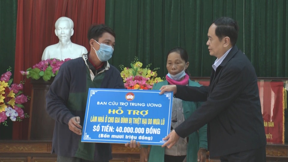 Chủ tịch Ủy ban Trung ương MTTQVN tặng quà cho người dân thiệt hại bão, lũ - 1 Chủ tịch Ủy ban Trung ương MTTQVN tặng quà cho người dân thiệt hại bão, lũ - 1