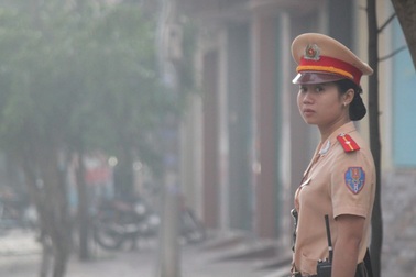 Những bóng hồng điều khiển giao thông trên đường phố Quy Nhơn