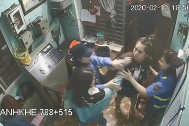 Hình ảnh nữ phóng viên VTV8 bị đôi nam nữ đuổi theo và có hành vi tấn công khi đang tác nghiệp tại gác chắn đường sắt ở quận Thanh Khê, Đà Nẵng