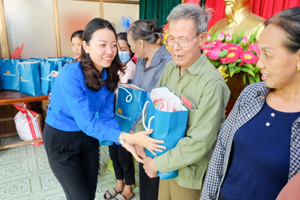 Tặng quà gia đình chính sách, có công với cách mạng nhân ngày 27/7 - 2 Tặng quà gia đình chính sách, có công với cách mạng nhân ngày 27/7 - 2