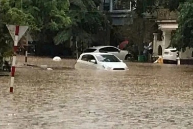 Nhiều tỉnh phía Bắc mưa lớn, sạt lở, có nơi ngập ngang thân ô tô