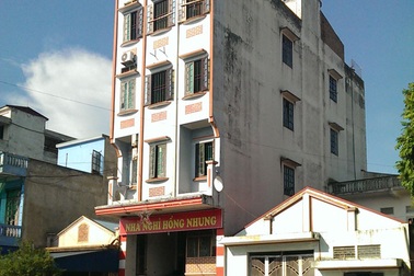 Nhân viên nhà nghỉ chích điện khách, rồi tạo hiện trường treo cổ tự tử giả