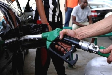 Giá xăng thế giới xuống mức thấp nhất hơn 2 tháng qua
