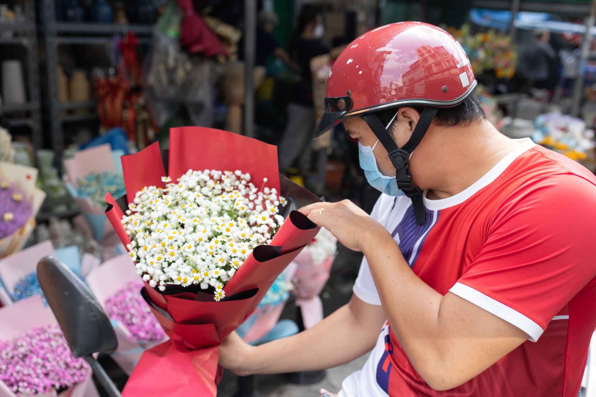Cánh mày râu tất bật chọn hoa, tặng người yêu nhân ngày Valentine - 4 Cánh mày râu tất bật chọn hoa, tặng người yêu nhân ngày Valentine - 4