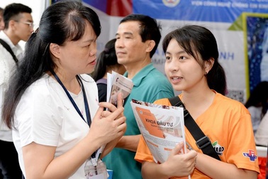 Thí sinh, phụ huynh căng thẳng tính toán... thay đổi nguyện vọng?