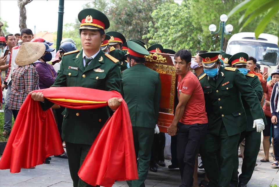 Hai liệt sĩ Đoàn 337 yên nghỉ tại Nghĩa trang Quốc gia đường 9 - 7 Hai liệt sĩ Đoàn 337 yên nghỉ tại Nghĩa trang Quốc gia đường 9 - 7