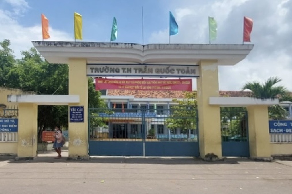 Kiểm điểm trách nhiệm vụ trường định trích tiền chụp ảnh trả cho giáo viên - 1 Kiểm điểm trách nhiệm vụ trường định trích tiền chụp ảnh trả cho giáo viên - 1