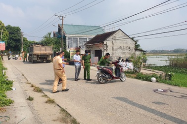 Cả gia đình 3 người tử nạn sau va chạm với xe tải