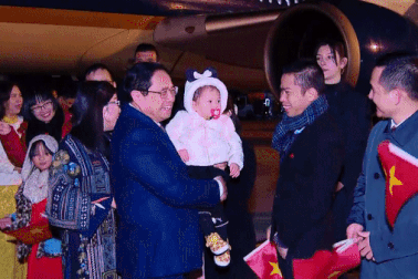 Những em bé người Việt đón Thủ tướng ở Thổ Nhĩ Kỳ trong tiết trời 0 độ C