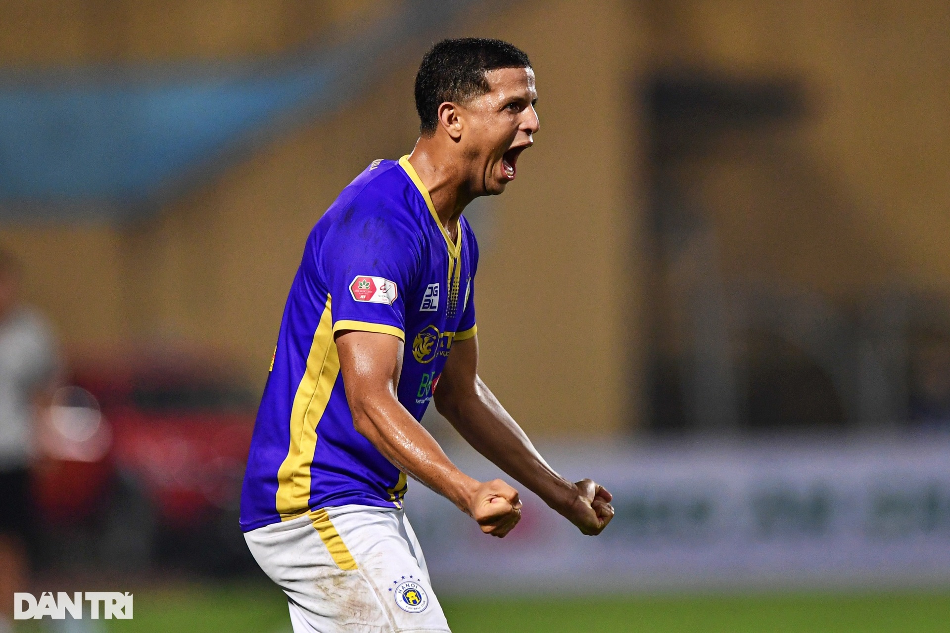 CLB Hà Nội ăn mừng đầy cảm xúc khi giành cúp vô địch V-League 2022 - 5 CLB Hà Nội ăn mừng đầy cảm xúc khi giành cúp vô địch V-League 2022 - 5