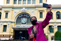 Người dân Sài Gòn phấn khởi ra đường đi dạo, gặp gỡ bạn bè