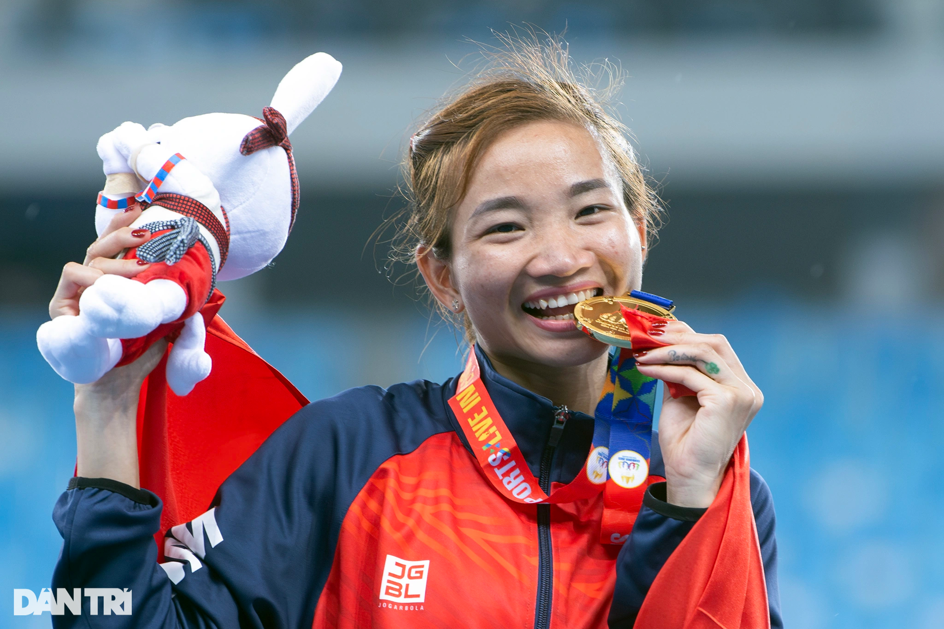 Nữ hoàng điền kinh Nguyễn Thị Oanh lập kỳ tích 4 HCV tại SEA Games 32 - 15 Nữ hoàng điền kinh Nguyễn Thị Oanh lập kỳ tích 4 HCV tại SEA Games 32 - 15