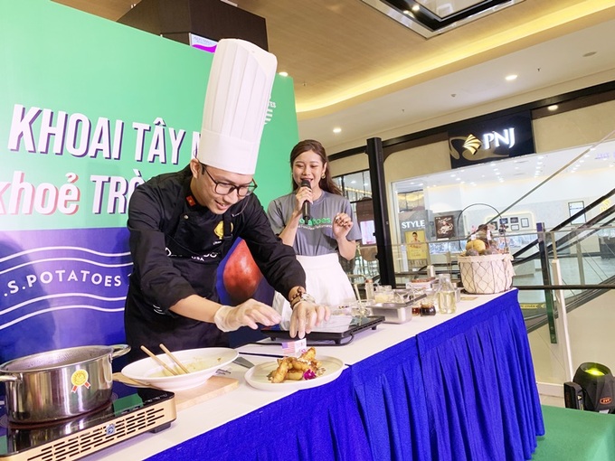 Đầu bếp Trần Lê Thanh Thiện hướng dẫn làm các món từ khoai tây Mỹ cho bé yêu thích do Potatoes USA tổ chức tại chương trình “Bữa ăn có KHOAI TÂY MỸ cho sức khỏe TRÒN ĐẦY” tại TP. HCM.