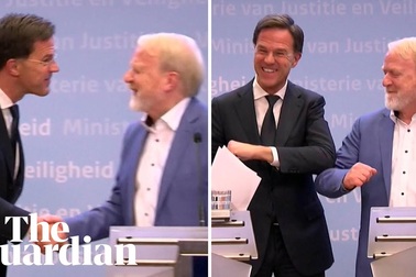 Thủ tướng Hà Lan bắt tay quan chức y tế trong cuộc họp báo