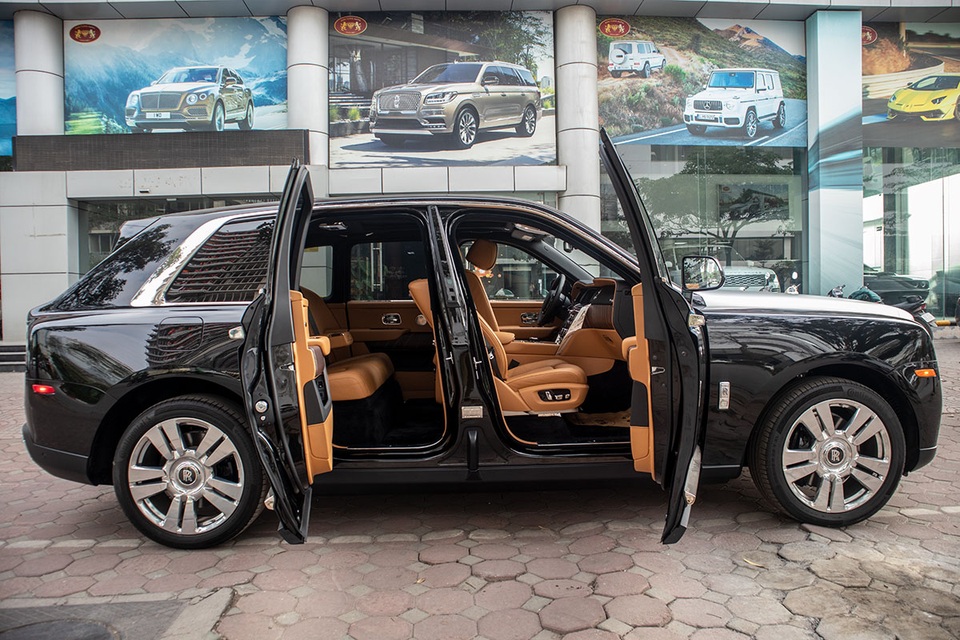 Cận cảnh Rolls-Royce Cullinan 5 chỗ: Gia vị khác lạ cho đại gia Việt - 11 Cận cảnh Rolls-Royce Cullinan 5 chỗ: Gia vị khác lạ cho đại gia Việt - 11